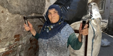 65 yaşındaki kadın, 20 yıldır çöp topluyor