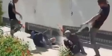 75 yaşındaki adama yerde defalarca tekme attı; Validen 'vicdansız' tepkisi