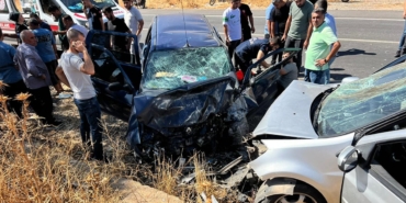 İki otomobil kafa kafaya çarpıştı! 1'i ağır, 11 yaralı