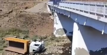 Köprüden düşen kamyonun şoförü ağır yaralandı