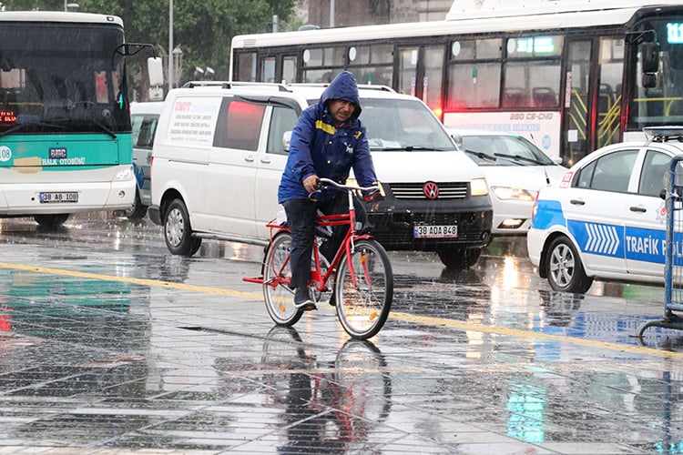 1727745220 879 Kayseride Kuvvetli Firtina ve Dolu Uyarisi Kayseri'de Yağış Uyarıları