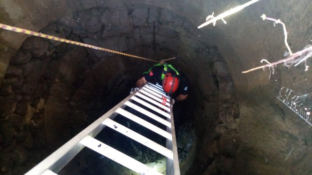 1728409359 185 Koydeki Su Kuyusuna Dusen Kedi Itfaiye Tarafindan Kurtarildi Kedi kurtarma anı