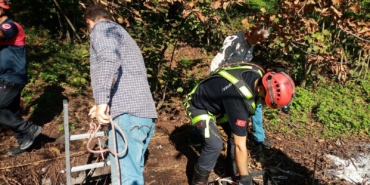 Su kuyusuna düşen kediyi itfaiye kurtardı