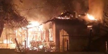 Çorlu'da metruk bina küle döndü: Mahalleli tepkili