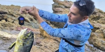 Amatör balıkçı kıyıdan dev balık yakaladı