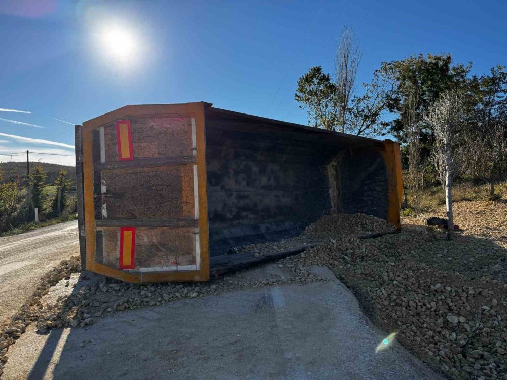 1729035089 996 Catalcada Kum Yuklu Kamyon Devrildi 1 Yarali Kaza Anı