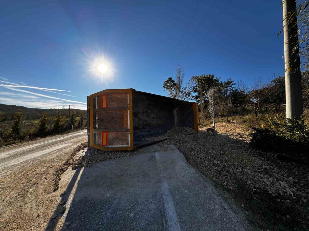 1729035090 969 Catalcada Kum Yuklu Kamyon Devrildi 1 Yarali Ambulans Müdahalesi