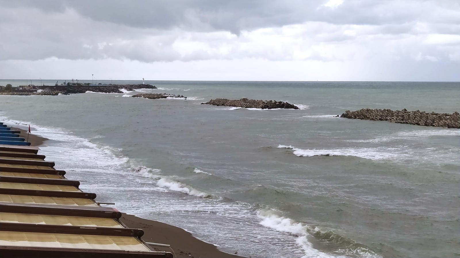 1729196216 611 Akcakocada Firtina Dalgalar 5 Metreyi Gecti Fırtına Görüntüsü 4