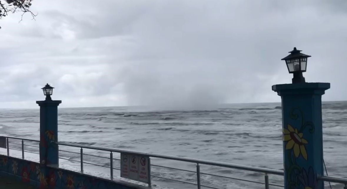 1729196216 69 Akcakocada Firtina Dalgalar 5 Metreyi Gecti Fırtınanın Etkileri