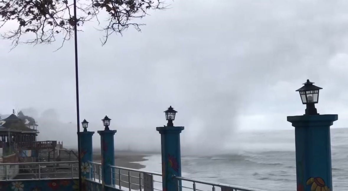 1729196216 757 Akcakocada Firtina Dalgalar 5 Metreyi Gecti Fırtına Görüntüsü 1