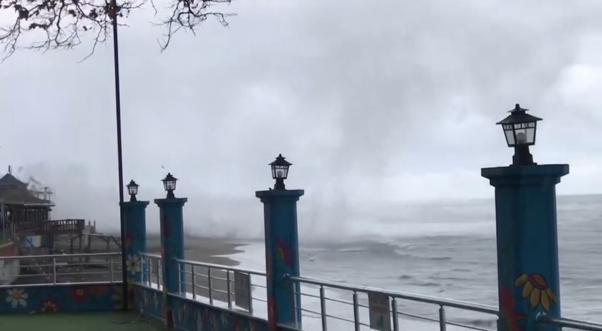 1729196216 796 Akcakocada Firtina Dalgalar 5 Metreyi Gecti Fırtına Görüntüsü 2