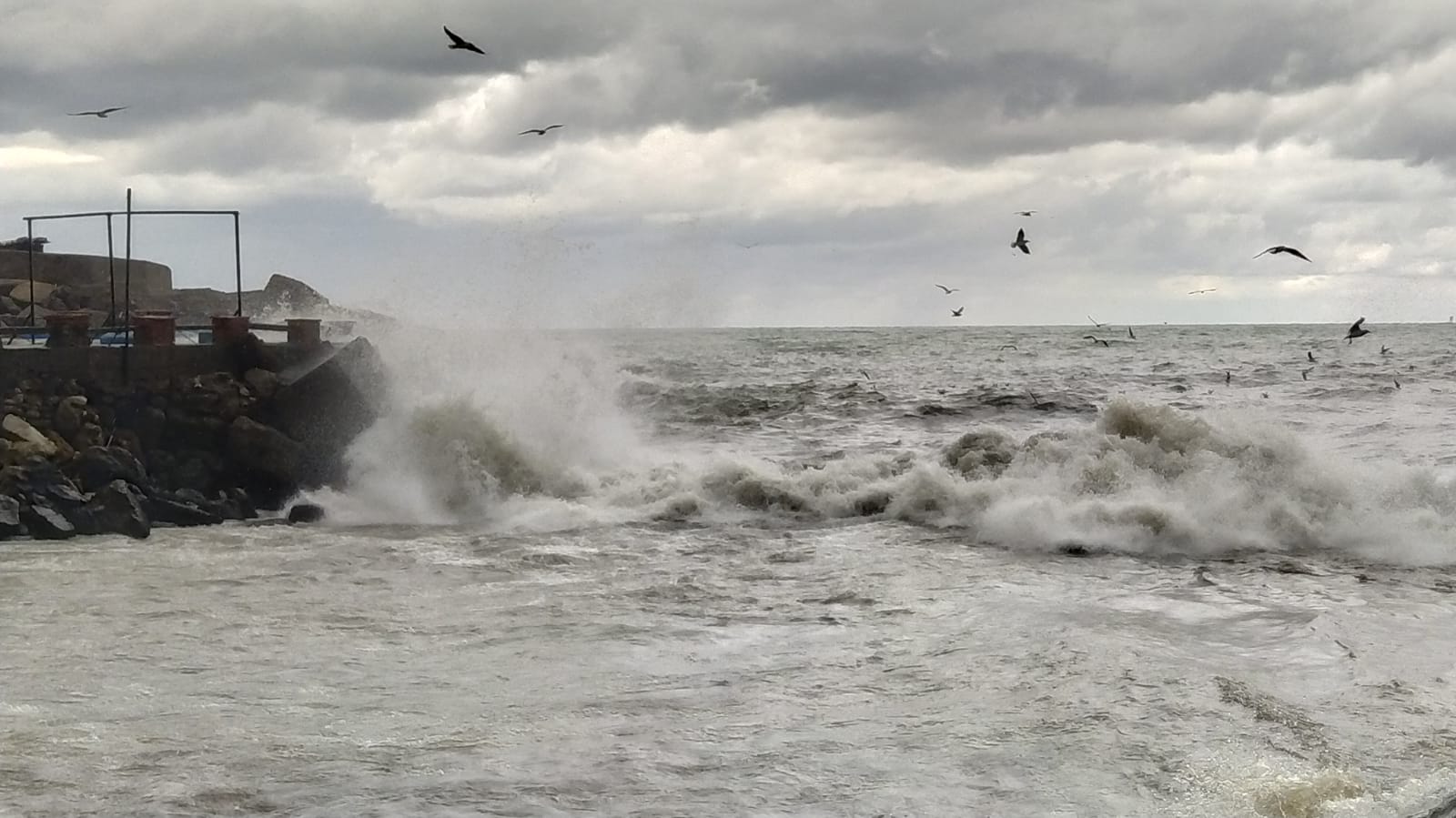 1729196216 877 Akcakocada Firtina Dalgalar 5 Metreyi Gecti Fırtına ve Dalga