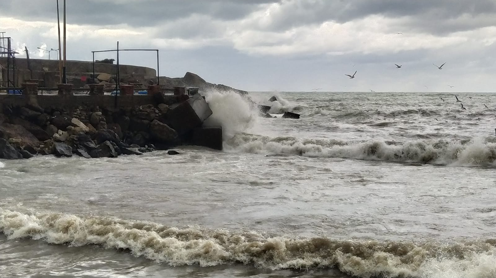 1729196216 942 Akcakocada Firtina Dalgalar 5 Metreyi Gecti Fırtına Görüntüsü 5