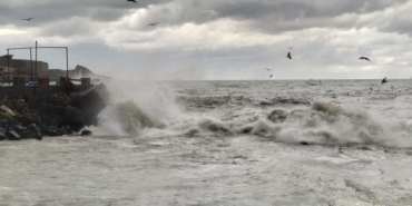 Akçakoca'da sağanak ve fırtına etkili oldu: Dalga boyu 5 metreyi geçti