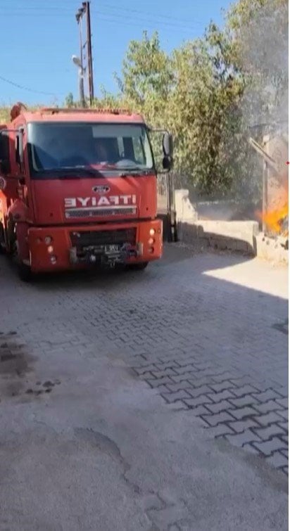 1729390357 945 Kirikhanda Ev Yangini Alevler Icinde Kaldi Kırıkhan’da çıkan yangında ev alevlere teslim oldu