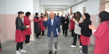 40 yıllık öğretmen, alkışlarla emekliliğe uğurlandı