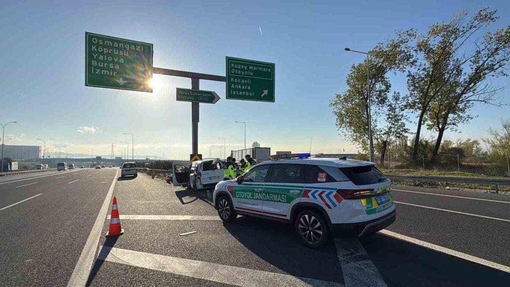 1729598332 319 Bariyerlere Saplanan Aractan Surucu Kurtarildi Feci Kaza! Bariyer deldi geçti