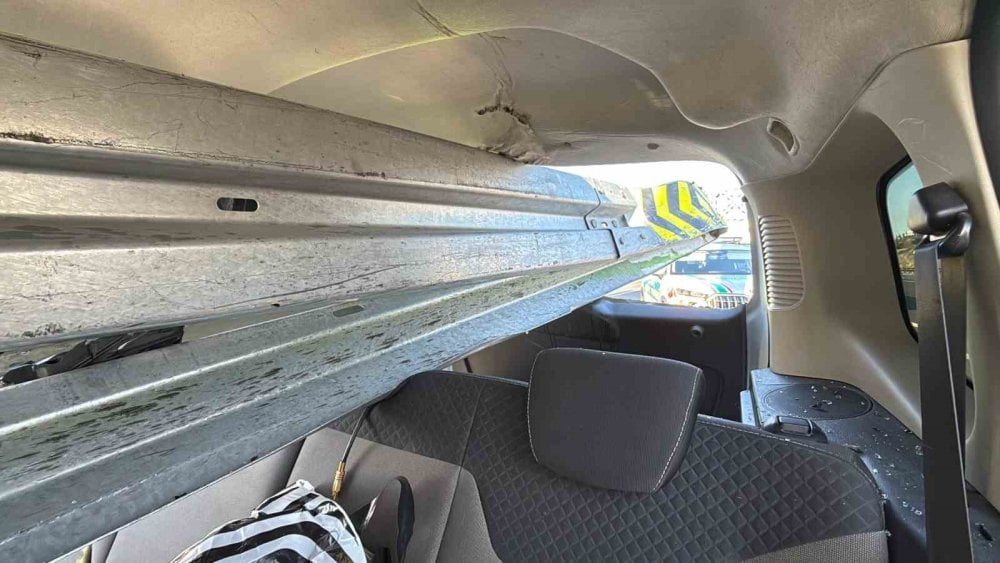 1729598332 405 Bariyerlere Saplanan Aractan Surucu Kurtarildi Feci Kaza! Bariyer deldi geçti