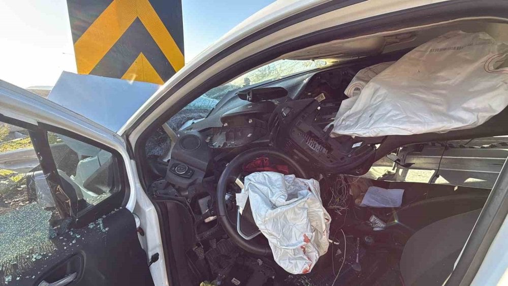 1729598332 719 Bariyerlere Saplanan Aractan Surucu Kurtarildi Feci Kaza! Bariyer deldi geçti