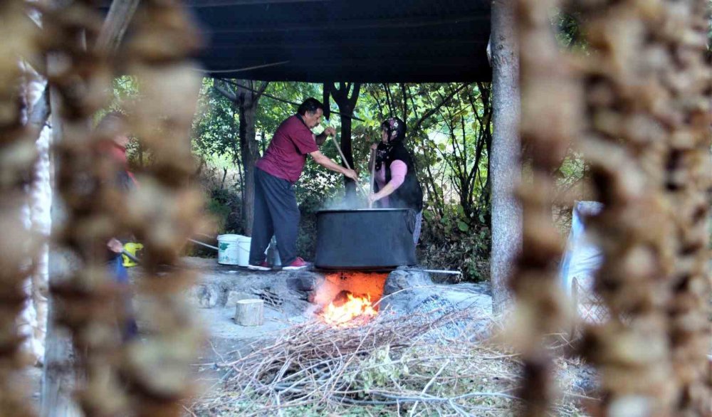 1729844577 148 Kisin Sifa Kaynagi Dogal Cevizli Sucuk Kış aylarının vazgeçilmezi! Doğal malzemelerle üretiliyor adeta şifa deposu