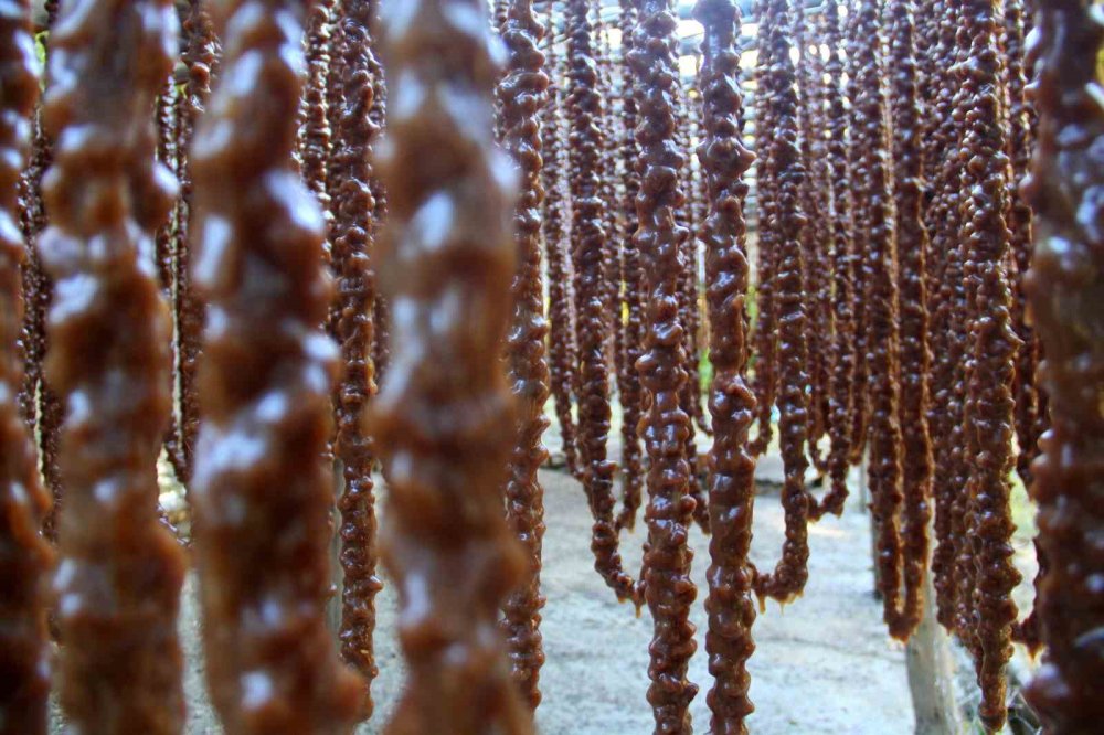 1729844583 94 Kisin Sifa Kaynagi Dogal Cevizli Sucuk Kış aylarının vazgeçilmezi! Doğal malzemelerle üretiliyor adeta şifa deposu