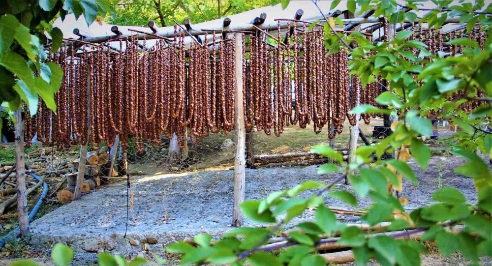 1729844584 816 Kisin Sifa Kaynagi Dogal Cevizli Sucuk Kış aylarının vazgeçilmezi! Doğal malzemelerle üretiliyor adeta şifa deposu