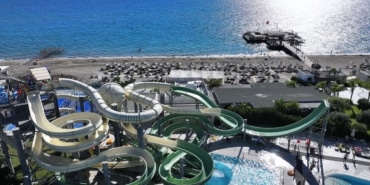 Antalya'da güneşli havayı fırsat bilenler sahile koştu