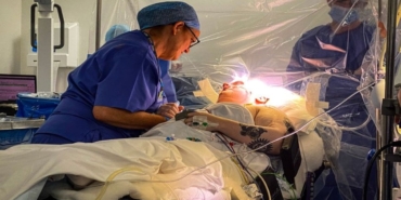 Bilinci açık 7 saatlik beyin ameliyatı oldu
