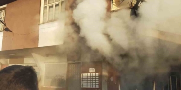 Lastikçide çıkan yangın korkuttu! Dumanlar tüm binayı sardı