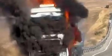 Saman yüklü tır alev alev yandı