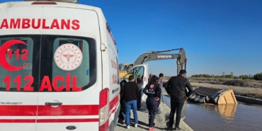 Hafriyat kamyonu su kanalına devrildi