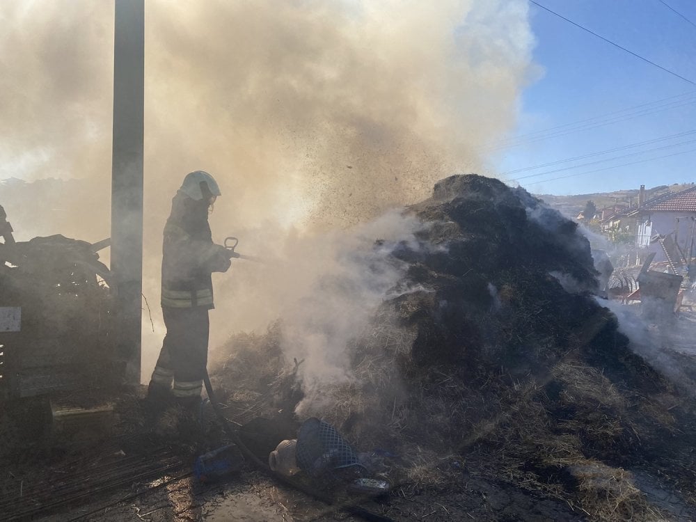 1730248362 574 Kulada Saman Yangini Itfaiye Zor Anlar Yasadi Kula’da saman yangını yürekleri ağza getirdi!