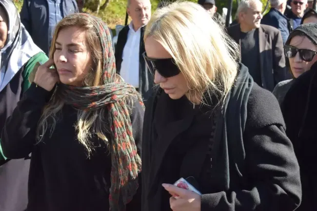 1730295398 541 Gulsen Babasini Kaybetti Gozyaslariyla Veda.webp Gülşen'in Babası Arslan Bayraktar'ın Cenazesi