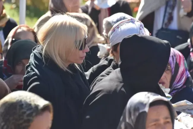 1730295398 789 Gulsen Babasini Kaybetti Gozyaslariyla Veda.webp Gülşen'in Babası Arslan Bayraktar'ın Cenazesi