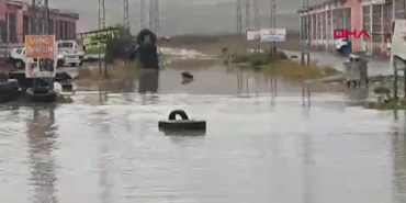 Ağrı'da sağanak yağış sonrası yol ve caddeleri su bastı