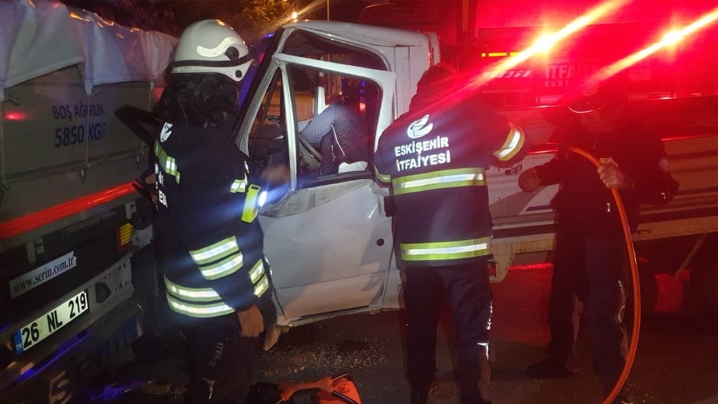 TIR''a çarpan kamyonet sürücüsü ağır yaralandı