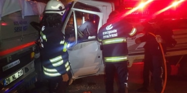 TIR''a çarpan kamyonet sürücüsü ağır yaralandı