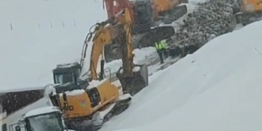 Kar yolları kapattı