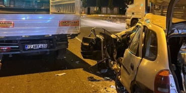 Batman'da otomobil, kamyonete arkadan çarptı