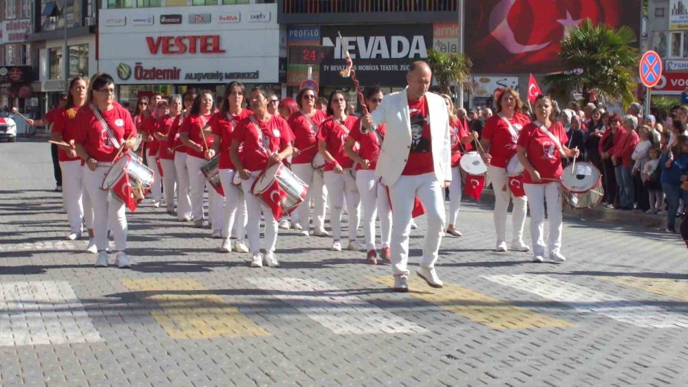 Burhaniyede Geleneksel Oyunlarla Buyuledi Balıkesir’de 101.yılda 101 kişi zeybek oynadı