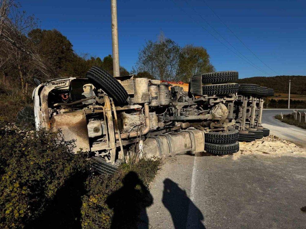 Catalcada Kum Yuklu Kamyon Devrildi 1 Yarali Kaza Görüntüsü