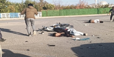 Motosiklet otomobile çarptı. 1 ölü 1 ağır yaralı