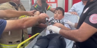 Damdan düştü koluna korkuluk saplandı