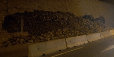 Sağanak sonrası istinat duvarı çöktü; o anlar kamerada