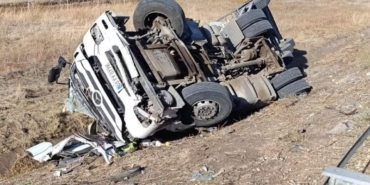 Gaziantep'te TIR devrildi! Sürücü hayatını kaybetti