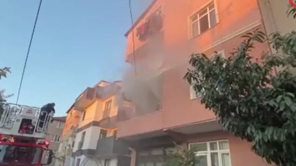 4 katlı binada yangın paniği: Mahsur kalanları itfaiye kurtardı