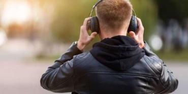 Acemi hırsızlar müzik dinlerken yakayı ele verdi