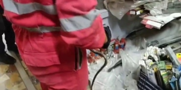 İş yerine giren yılanı itfaiye yakaladı