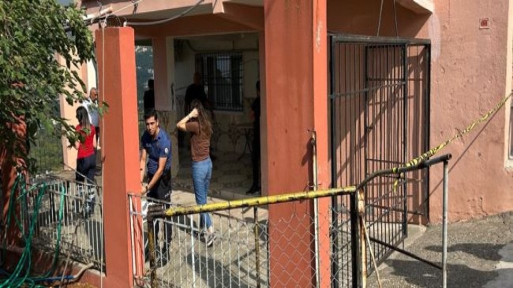 Araba aldıran karısını öldürdü