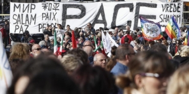 İtalya'da binlerce kişi savaşa karşı barış çağrısıyla yürüdü
